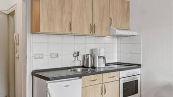 Fridge, stovetop, coffee/tea maker