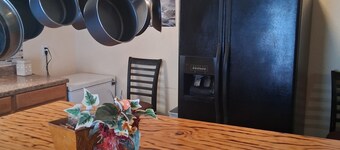 Cute little 1 bedroom cabin on lake Lake Leon in Eastlake, Tx.