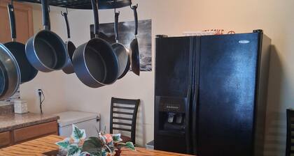 Cute little 1 bedroom cabin on lake Lake Leon in Eastlake, Tx.