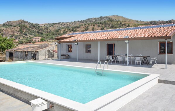 Pool - Nice home in Gaggi with private swimming pool, can be inside or outside (Gaggi)