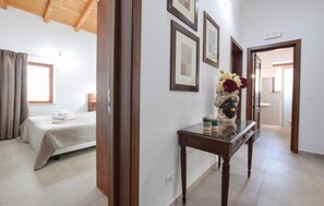 5 bedrooms, travel crib, free WiFi - Nice home in Gaggi with private swimming pool, can be inside or outside (Gaggi)