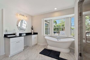 Douche, séchoir à cheveux, serviettes fournies, savon