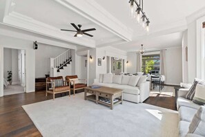 صورة غير مصنفة، 3 من 37، زرّ