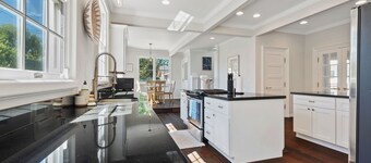 6BR Midtown Escape - Perfect for Groups, Sleeps 12