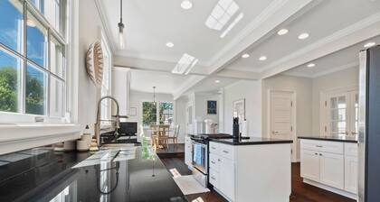 6BR Midtown Escape - Perfect for Groups, Sleeps 12