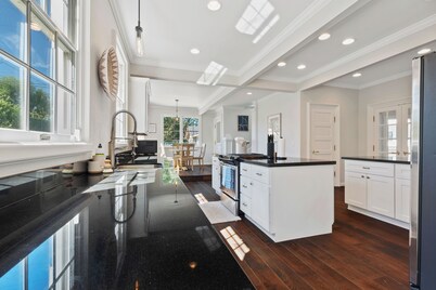 6BR Midtown Escape - Perfect for Groups, Sleeps 12