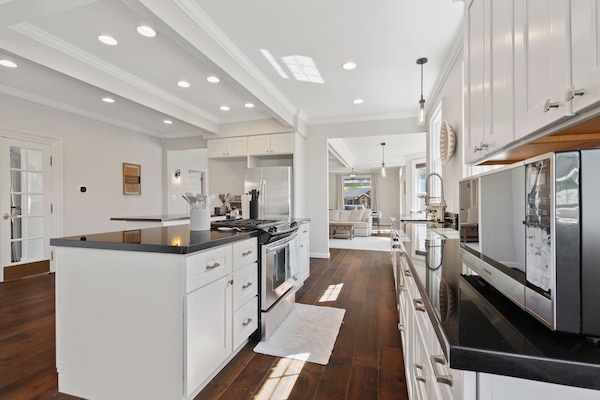 Een microgolfoven, een oven, een kookplaat, een vaatwasser