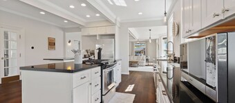 6BR Midtown Escape - Perfect for Groups, Sleeps 12