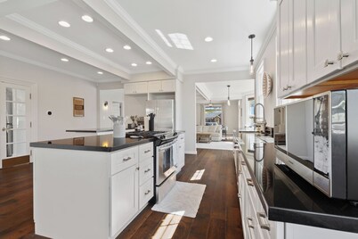 6BR Midtown Escape - Perfect for Groups, Sleeps 12