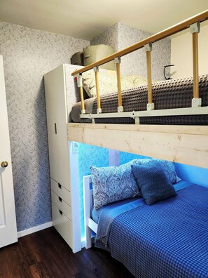 2 bedrooms, desk, iron/ironing board, free WiFi