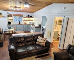 TV connectée, cheminée, livres