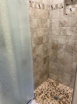Shower, hair dryer, towels, soap - Blacklake Golf Course on 9th green, three-bedroom pet friendly condo, Nipomo, CA (Nipomo)