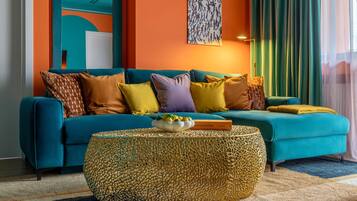 Leilighet – deluxe, balkong, byutsikt | Oppholdsområde | En 42-tommers smart-TV med kabel-kanaler samt Netflix