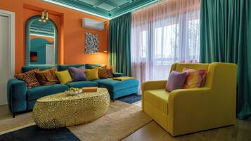 Leilighet – deluxe, balkong, byutsikt | Oppholdsområde | En 42-tommers smart-TV med kabel-kanaler samt Netflix