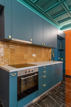 Deluxe-Apartment, Balkon, Stadtblick | Wohnbereich | 42-Zoll-Smart-TV mit Kabelempfang, Netflix, Streaming-Dienste