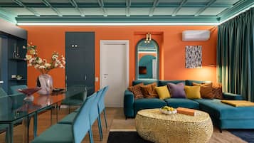 Leilighet – deluxe, balkong, byutsikt | Oppholdsområde | En 42-tommers smart-TV med kabel-kanaler samt Netflix