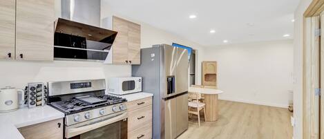 Microondas, parrilla de estufa, lavavajillas y tostadora