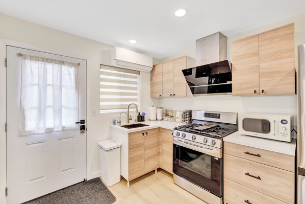 Microonde, piano cottura, lavastoviglie, tostapane