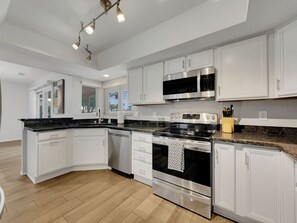 Fridge, microwave, oven, stovetop - Pickleball Perfection. 2/2 Sun Lakes. Come See! (Sun Lakes)