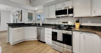 55+ Sun Lakes Special. Newly Remodeled. Amenities Galore!