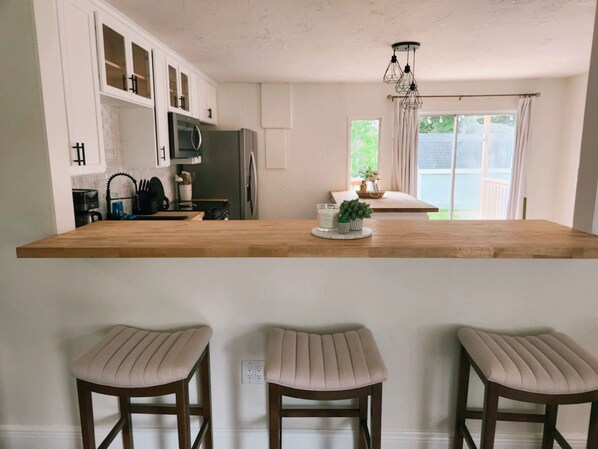 Fridge, microwave, oven, stovetop - Charming 4-bedroom Cottage- BEST LOCATION & BACKYARD (Ocala)