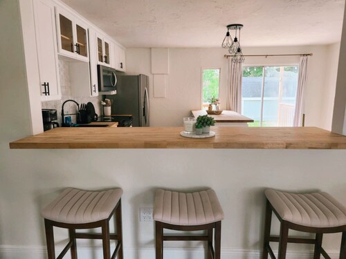 Charming 4-bedroom Cottage- BEST LOCATION & BACKYARD