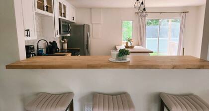 Charming 4-bedroom Cottage- BEST LOCATION & BACKYARD