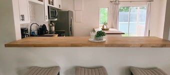 Charming 4-bedroom Cottage- BEST LOCATION & BACKYARD