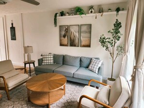 Living area - Charming 4-bedroom Cottage- BEST LOCATION & BACKYARD (Ocala)