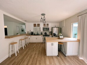 Fridge, microwave, oven, stovetop - Charming 4-bedroom Cottage- BEST LOCATION & BACKYARD (Ocala)