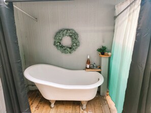 Hårføner, håndklær, såpe og toalettpapir