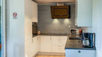 Fridge, dishwasher, coffee/tea maker