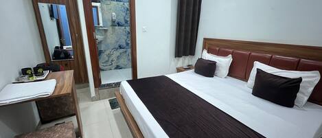 Classic Room, City View | Desk, laptop workspace, iron/ironing board, free WiFi