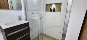 Dusche, Haartrockner, Handtücher, Seife