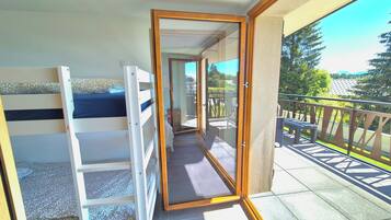 2 bedrooms, travel cot, WiFi, bed sheets