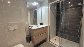 Shower, free toiletries, hair dryer, towels