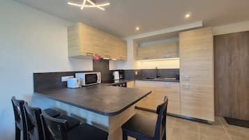 Fridge, oven, dishwasher, coffee/tea maker