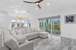 Een smart-tv en een kantoor