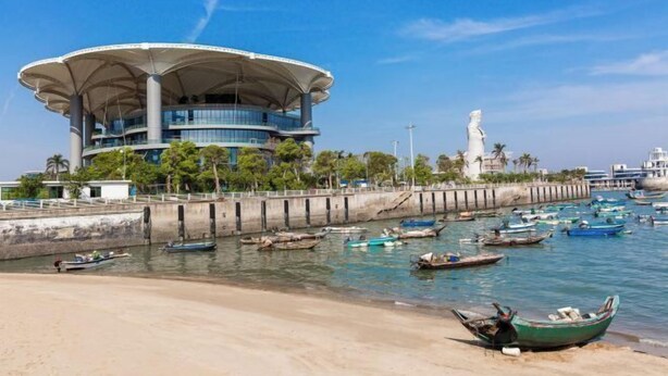 A coastal building with a circular design, surrounded by a marina with numerous boats. - Xiamen Yuqiao Villa (International Convention and Exhibition Center Huandao Road Branch) (Xiamen)