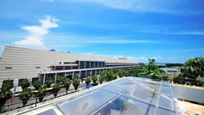 A modern building with a flat roof and a glass facade. - Xiamen Yuqiao Villa (International Convention and Exhibition Center Huandao Road Branch) (Xiamen)
