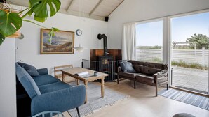 Una sala de estar acogedora con un sofá, una mesa y una chimenea.