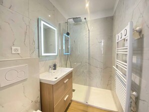 Shower, free toiletries, hair dryer, towels