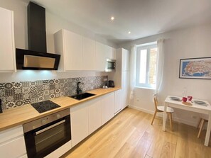 Fridge, microwave, oven, stovetop - 06AN - Beautiful apartment in the heart of Old Antibes (Antibes)