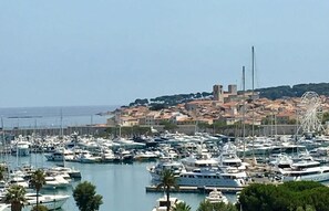 Enjoy waterfront views of the marina and historic town, with easy access to boating and cultural attractions.