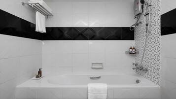 Familienzimmer | Badezimmer | Dusche, Handtücher, Seife, Shampoo