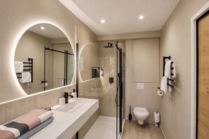 Dusche, Haartrockner, Handtücher