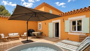 A patio with a hot tub, outdoor furniture, and a barbecue area. - Le 522 – Nature Retreat & Jacuzzi (Ventabren)