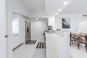 Microondas, horno, placa de cocina, lavavajillas