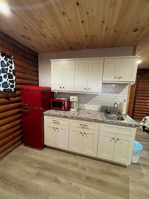 Kühlschrank, Mikrowelle, Kochgeschirr/Geschirr/Besteck, Küchenrolle
