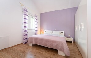 1 slaapkamer, een strijkplank/strijkijzer, gratis wifi, beddengoed